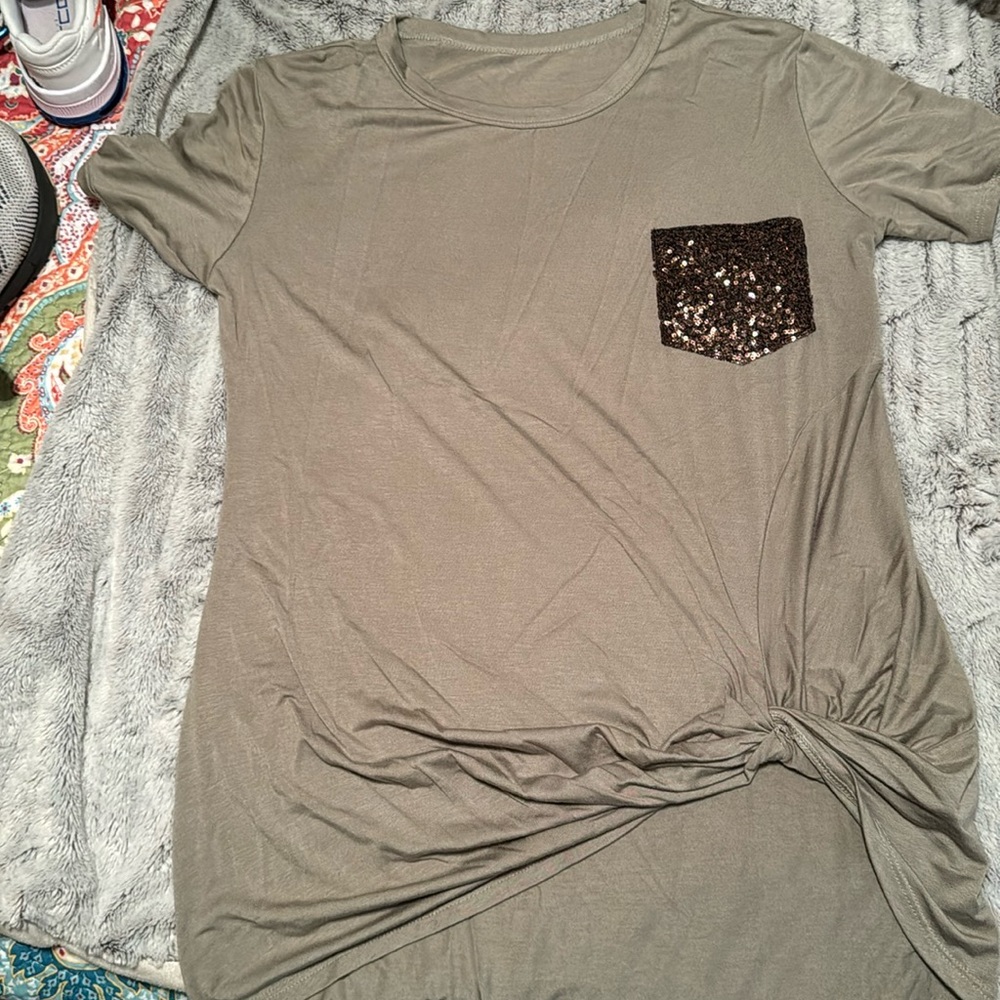 Ladies shirt size small.